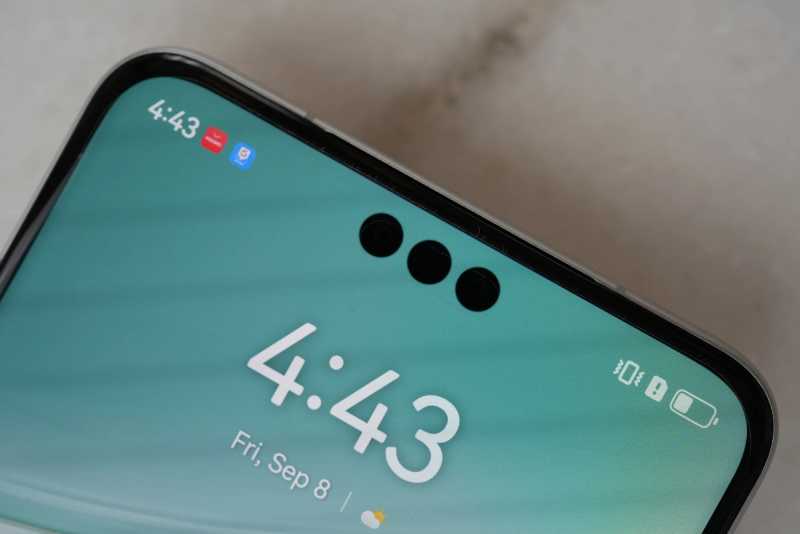 Три отверстия на передней панели Mate 60 Pro для селфи-камеры и 3D-сканера лица, аналогичного тому, что есть в Apple iPhone.