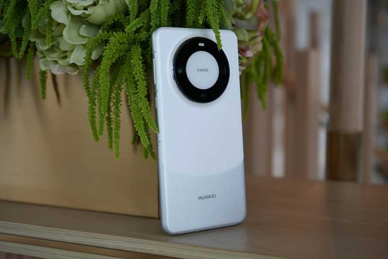 Задняя часть Huawei Mate 60 Pro.